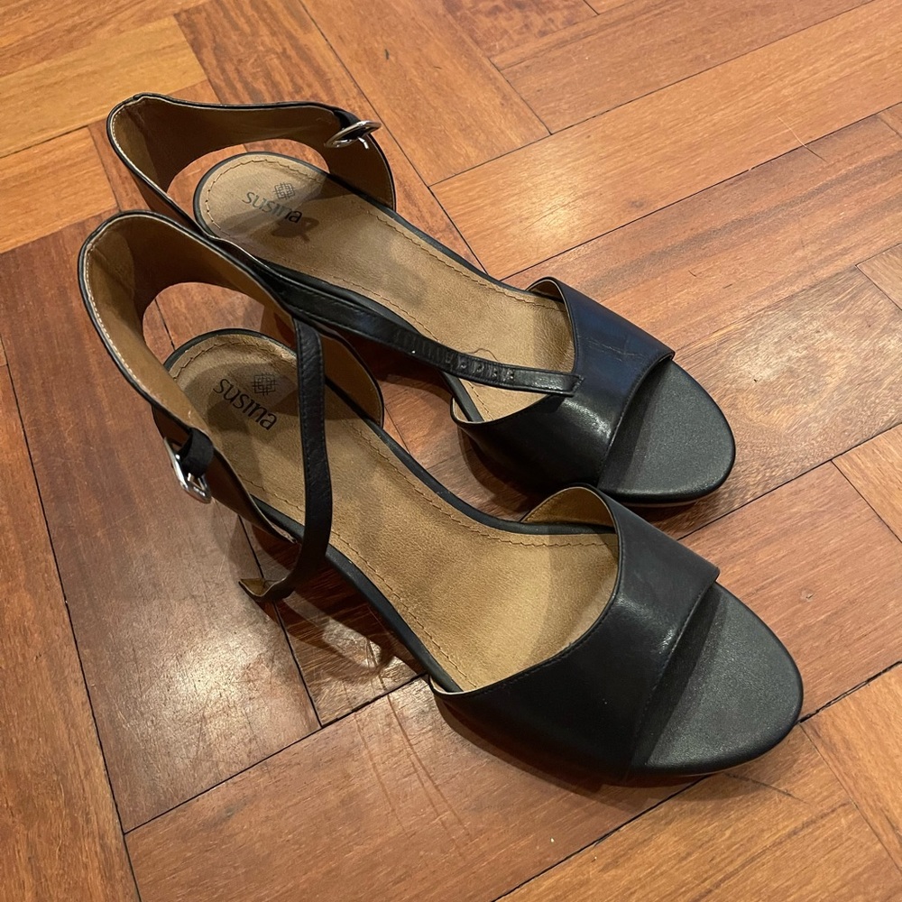black size 10, open toed sandals, brand Susina